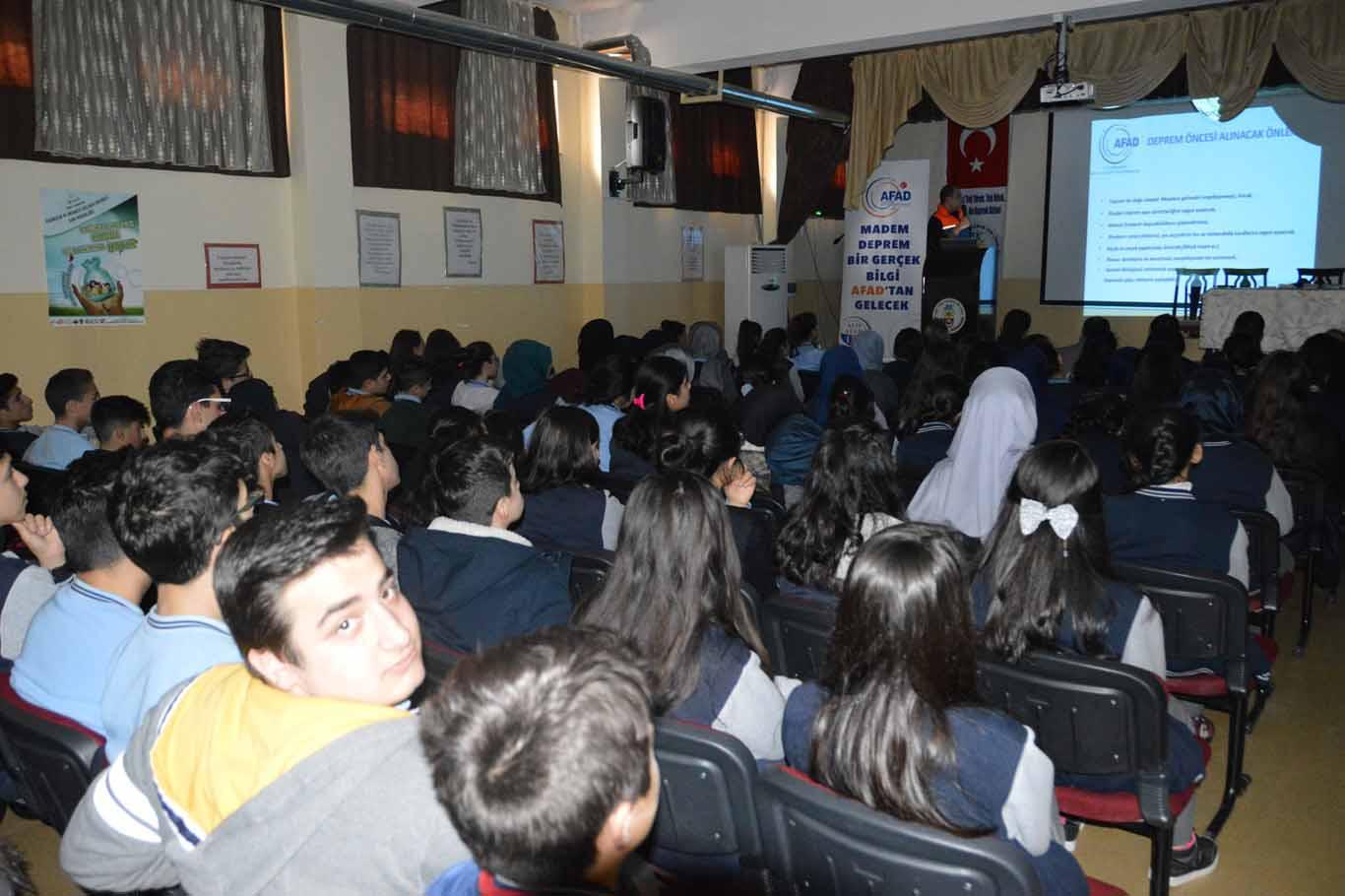 Öğrencilere deprem hakkında seminer